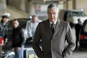 Der Drogenboss Krämer wird mit einer Kugel im Kopf unter einer Autobahnbrücke gefunden. Semir  (Erdogan Atalay, 2.v.l.) und KLS Abteilungsleiter Meyer (Michael Greiling, M.) sind am Tatort.