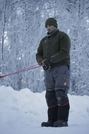 Michael Manzo macht sein Hundeteam bereit. (National Geographic/Sean Odom)