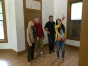 Die Baylor University Absolventen Lori (l.) und Baron (r.) suchen nach einem zweiten Haus in Waco. Sie möchten ein Haus mit Geschmack, haben allerdings ein Budgetlimit. Können Chip (2.v.r.) und Joanna Gaines (r.), die ebenfalls an der Baylor University studierten, diesen Wunsch in Erfüllung bringen?