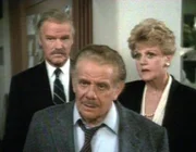 Dennis Stanton (Keith Mitchell, li.), Lt. Birnbaum (Jerry Stiller, mi.) und Jessica Fletcher (Angela Lansbury) untersuchen die Geschehnisse hinter den Kulissen einer Opernaufführung.