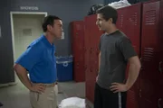 Charles Boyle (Joe Lo Truglio, l.); Jake Peralta (Andy Samberg, r.)