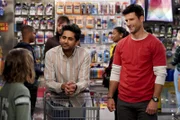 (v.l.n.r.) Hazel (Farrah Mackenzie); Al (Adhir Kalyan); Riley (Parker Young)