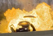 Ein Wagen explodiert auf der Autobahn.