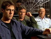 Bei der Einsatzbesprechung hören Daniel (Michael Shanks, li.), Jack (Richard Dean Anderson) und General Hammond (Don S. Davis, re.) der Erörterung genau zu...