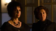 l-r Doña Teresa(Adriana Ozores,l),Ángela Salinas(Concha Velasco)