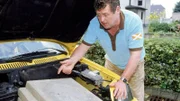 Benno (Willi Thomczyk) kann nicht fassen, dass er von den Autoverkäufern übers Ohr gehauen wurde: Stefanies neuer Wagen hat überhaupt keinen Motor!