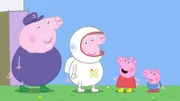 Oma Wutz (2.v.li.) und ihre Freundinnen spielen heute die Apollo Mondlandung nach. Peppa (2.v.re.) und Schorsch (re.) schließen sich an.