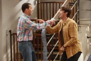 Als sie erfahren, dass sie zur Adoption eines Kindes zugelassen wurden, sind Walden (Ashton Kutcher, r.) und Alan (Jon Cryer, l.) völlig aus dem Häuschen ...