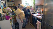In Gelsenkirchen ist die Aufregung groß, denn Dagmar (58, re.) bekommt heute ihre neue Spülmaschine geliefert. Gemeinsam mit Freundin Elke (69) wird noch fleißig aufgeräumt.