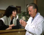 Quincy (Jack Klugman) und Miss Lieberman versuchen den Schmuggel auffliegen zu lassen.