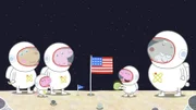 Oma Wutz (mi.), ihre Freundinnen (li.), Schorsch (vo.li.) und Peppa (2.v.re.) spielen heute die Apollo Mondlandung nach. Opi Mümmel (re.) leiht ihnen sogar seine Rakete aus und fliegt mit ihnen bis zum Mond. Dort stellen sie eine kleine Flagge auf bevor sie wieder nach Hause zurückkehren.