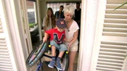 Lubi muß ihren Sohn Maxi samt Rollstuhl ständig durchs Haus tragen, weil er sonst nicht weiterkommt