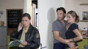 Ein seltsam gekleideter Mann (Moneer Yaqubi, l.) stürzt von einem Wolkenkratzer in die Tiefe und landet auf dem Dach eines Taxis. Detective Don Flack (Eddie Cahill) ermittelt.