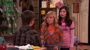 Sam Puckett (Jennette McCurdy, m.), Carly Shay (Miranda Cosgrove, r.)