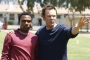 Während Jeff (Joel McHale, r.) versucht, Troy (Donald Glover, l.) für das Footballteam zu begeistern, wird Britta wird von Shirley und Annie endlich als Frau akzeptiert, weil sie sich letztendlich an den Gesprächen auf der Mädchen-Toilette beteiligt ...