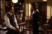 Lorelai (Lauren Graham, r.) trifft auf Max (Scott Cohen, l.) und ein Kuss zwischen den beiden bringt Lorelai vollkommen durcheinander ...