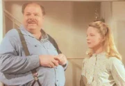 Der dicke John (Cliff Emmich, l.) wird wegen seines Aussehens oft verspottet. In Gesellschaft von Mary (Melissa Sue Anderson, r.) jedoch fühlt er sich ausgesprochen wohl.