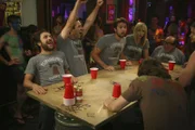 Haben Charlie (Charlie Day, l.), Dennis (Glenn Howerton, 2.v.l.), Mac (Rob McElhenney, M.), Dee (Kaitlin Olson, 2.v.r.) und Frank (Danny DeVito, r.) überhaupt eine Chance im Becherschnipp-Wettbewerb?