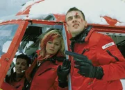 Biggi Schwerin (Sabine Petzl, l.), Dr. Kollmann (Anja Freese) und Ralf Staller (Wolfgang Krewe) sind mit dem Medicopter über einem Gletscher abgestürzt. Mit einer Leuchtschußpistole versuchen sie verzweifelt, auf sich aufmerksam zu machen...