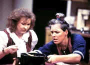 Gerdi (Gerda Steiner, re.) und Silvie (Petra Auer) schauen sich das Pilzgericht skeptisch an.