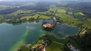 Bayrische Inselgeschichten – Seeoner See Der Seeoner See mit Klosterinsel  Copyright: SRF/BR/TELLUX FILM GmbH