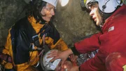 Thomas Wächter (Wolfgang Krewe, re.) versorgt den in der Höhle verunglückten Marc Sommer (Siegfried Terpoorten) unter den besorgten Augen von Elke Stein (Elsa Hanewinkel).