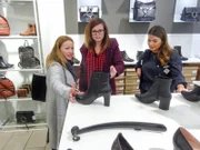 V.l.: Shoppingbegleitung Mareike, Kandidatin Erika und Verkäuferin