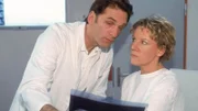Nikola (Mariele Millowitsch) kann es nicht fassen, dass sie sich das Handgelenk gebrochen hat und nun auf Gedeih und Verderb Dr. Schmidt (Walter Sittler) ausgeliefert ist.