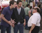 Als auch Mac (Rob McElhenney, M.) und Frank (Danny DeVito, r.) das ganz besondere System von Dennis (Glenn Howerton, l.) testen wollen, kommt es zum Chaos ...