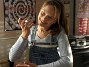 Wendy (Bethany Richards) hält ihre imaginäre Katze Precious im Arm.