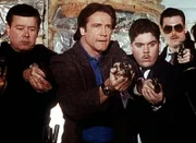 Jack Stewart hat falschen Alarm ausgelöst. Daraufhin erscheint Steve Sloan (Barry Van Dyke, 2.v.l.) mit seinen Jungs.