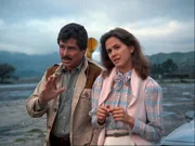 Mitchell Barnes (Edward Winter) hat sich an Amys (Melinda Culea, re.) Fersen geheftet. Doch ist er wirklich ein Reporter, der nur viel redet?