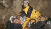 Elke Stein (Elsa Hanewinkel) hat den schwer verletzten Marc Sommer (Siegfried Terpoorten) notdürftig mit der Rettungsfolie eingehüllt.