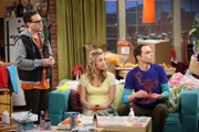 Penny (Kaley Cuoco, M.) überrascht Sheldon (Jim Parsons, r.) mit der Idee, Haarspangen mit einer Blüte herzustellen, dem sogenannten Penny-Blütentraum. Sheldon fühlt sich von dieser neuen Einnahmequelle inspiriert und holt gleich Leonard (Johnny Galecki, l.), Howard und Raj zur Hilfe ...
