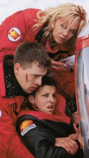 Ralf Staller (Wolfgang Krewe) und Dr. Kollmann (Anja Freese, oben) bergen Biggi Schwerin (Sabine Petzl) aus dem abgestürzten Helicopter. Die Pilotin ist schwer verletzt  - ihr Bein ist unter dem Hubschrauber eingeklemmt...