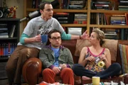 Noch ahnen Penny (Kaley Cuoco, r.) und Leonard (Johnny Galecki, M.) nicht, welch tragische Folgen der Konsum von Kaffee bei Sheldon (Jim Parsons, l.) hat ...