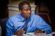 DC Lee Broadhurst (Delroy Brown) während des Briefings.