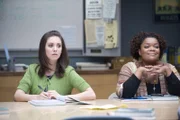 Um die blonde Idealistin Britta für sich zu begeistern, behauptet Jeff, Spanisch-Tutor zu sein und eine eigene Lerngruppe zu unterhalten. Doch dummerweise erscheint nicht nur Britta sondern auch Shirley (Yvette Nicole Brown, r.) und Annie (Alison Brie, l.) zum vereinbarten Termin ...