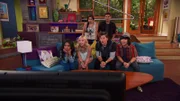 Hinter, l-r: Phoebe Thunderman (Kira Kosarin), Max Thunderman (Jack Griffo). Vorne, l-r: Kelsey (Teala Dunn), Cherry (Audrey Whitby), Oyster (Tanner Stine), Gideon (Kenny Ridwan).