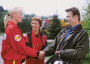Dr. Gabriele Kollmann (Anja Freese, li.) und Pilotin Biggi Schwerin (Sabine Petzl) verabschieden den Ersatzpiloten Renee Maier (Alexander Strobele).