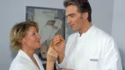 Nikola (Mariele Millowitsch) und Dr. Schmidt (Walter Sittler) entdecken über den Chefarzt-Streit wieder alte Gemeinsamkeiten.