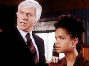 Dr. Sloan (Dick Van Dyke, l.) recherchiert zusammen mit Amanda (Victoria Rowell, r.) an dem Mord von Nancy Barlow.