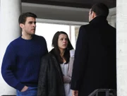 Danny (Donnie Wahlberg, r.) und Baez übernehmen einen Fall, bei dem Jugendliche in einem Spiel ahnungslose Mitbürger attackieren, wie die schwangere Stephanie (Rose Hemingway, M.) und ihren Mann Mike (Josh Segarra, l.) ...