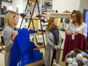 V.l.: Verkäuferin, Shoppingbeleitung Mareike, Kandidatin Erika