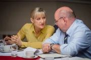 DC Janet Scott (Lesley Sharp, l.); DC Pete Readyough (Tony Mooney, r.)