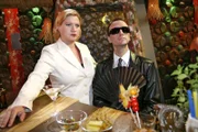 Lotte (Susanne Szell, l.) ist beleidigt, als Hugo (Hubertus Regout, r.) ihr vorwirft, ihn für ihre eigenen Ziele zu missbrauchen.