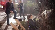 Booth (David Boreanaz, l.), Hodgins (T.J. Thyne) und Brennan (Emily Deschanel) untersuchen den Fundort einer Leiche, die bereits seit längerer Zeit unter den Wurzeln eines umgefallenen Baumstammes gelegen haben muss.