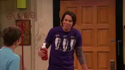 Spencer Shay (Jerry Trainor, r.)