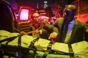 Als ein pensionierter Inspector ermordet wird und Detective Cavanaugh (Richard T. Jones, r.) den Zeugen kennt, wird ihm der Fall entzogen. Kann Jeffrey (Jeremy Piven, l.) dem befreundeten Polizisten trotzdem helfen, Antworten zu erhalten?