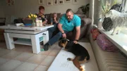 Hund Bruno mit Sandra (l.), Ida und Tobias Thiem